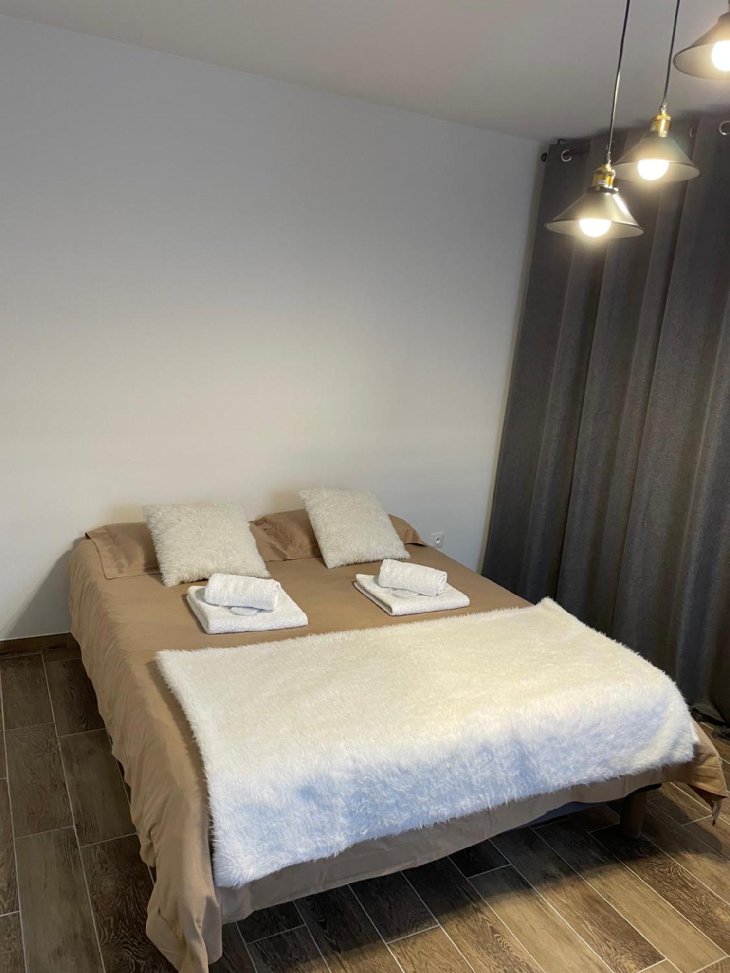 Studio Bien Situe & Tout Equipe Dans Une Maison 雄济耶 外观 照片