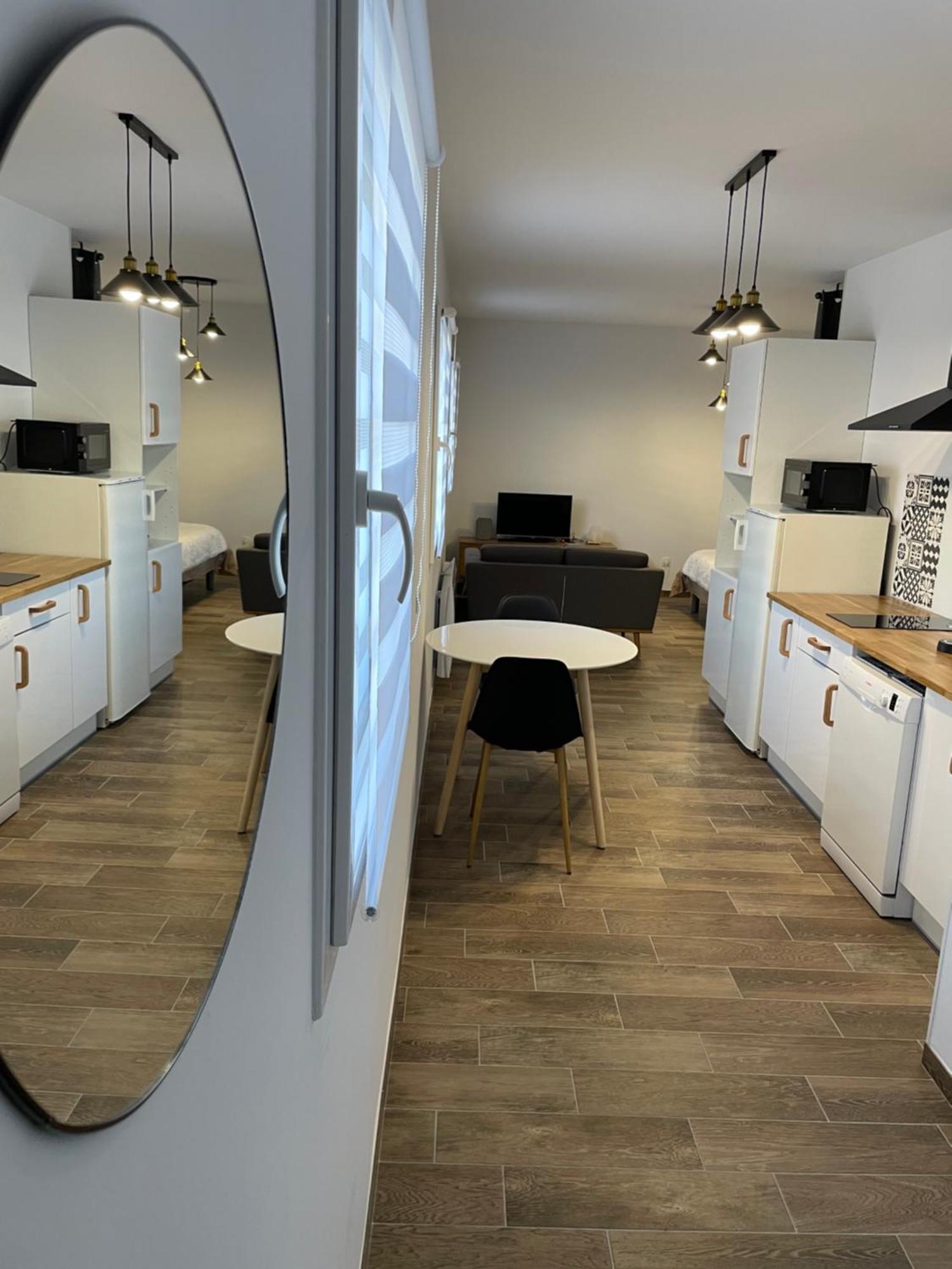 Studio Bien Situe & Tout Equipe Dans Une Maison 雄济耶 外观 照片