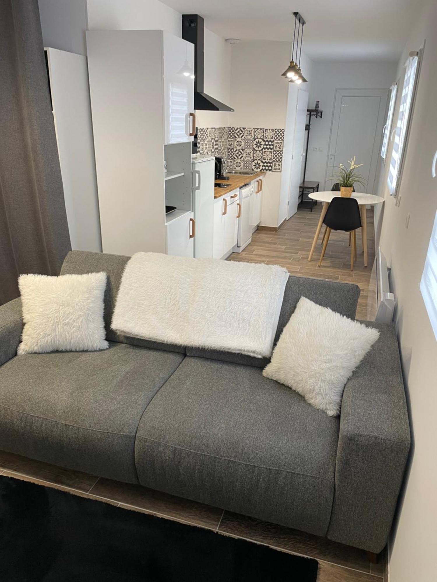 Studio Bien Situe & Tout Equipe Dans Une Maison 雄济耶 外观 照片