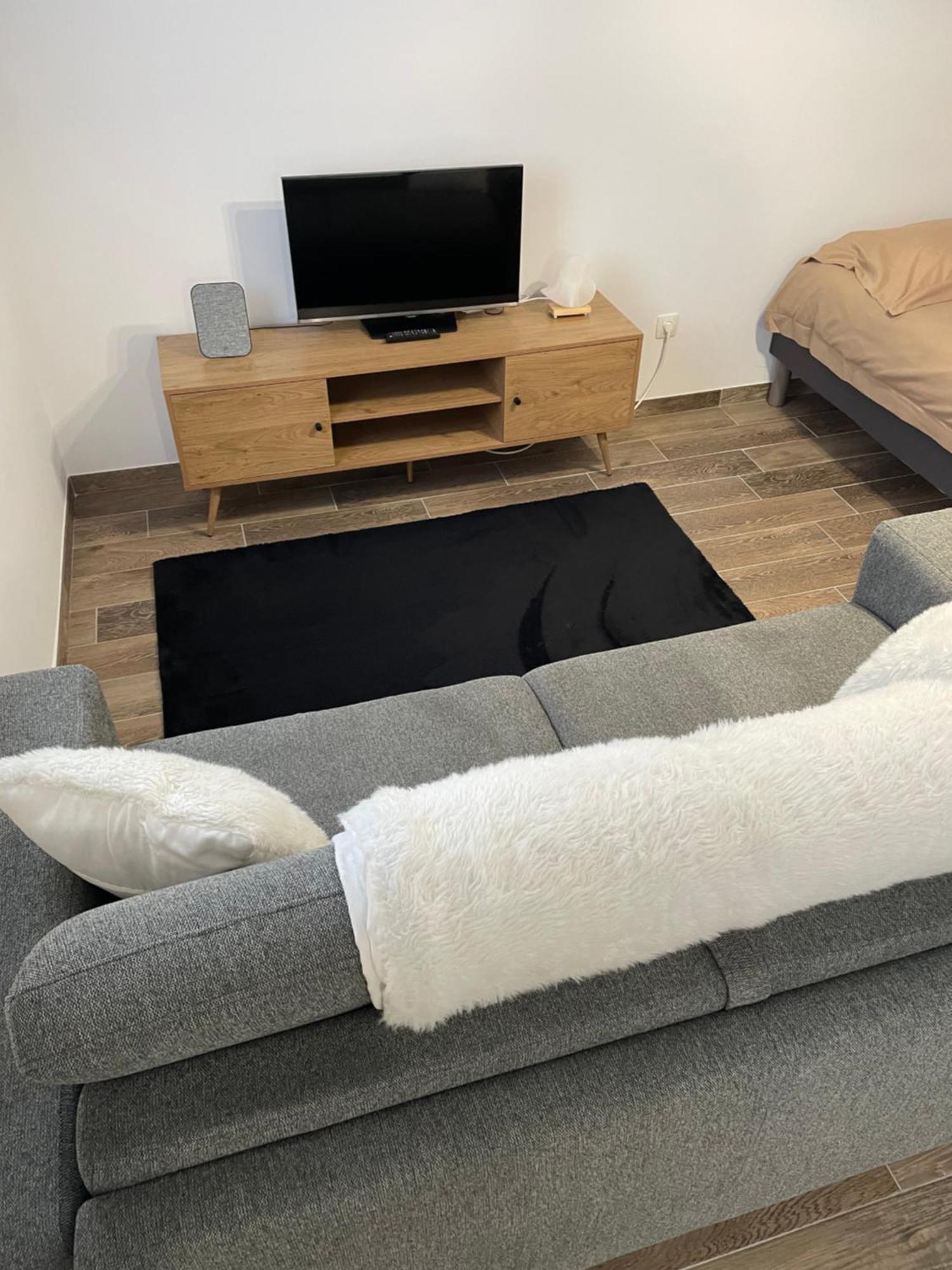 Studio Bien Situe & Tout Equipe Dans Une Maison 雄济耶 外观 照片